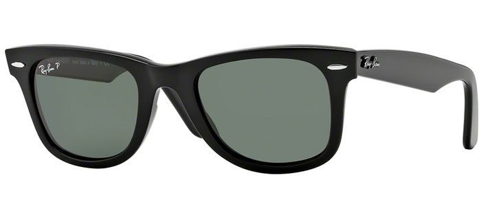 Un par de gafas de sol Ray-Ban negras con lentes verdes sobre fondo blanco.