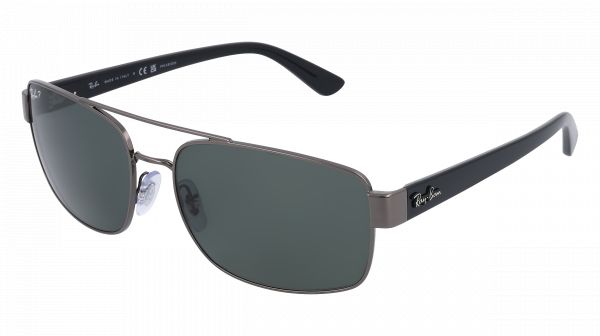 Un par de gafas de sol Ray-Ban sobre un fondo blanco.