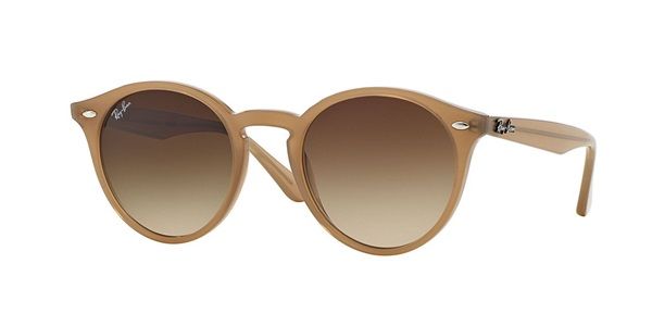 Un par de gafas de sol redondas con lentes marrones sobre un fondo blanco.