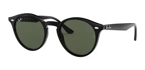 Un par de gafas de sol redondas con lentes verdes sobre fondo blanco.