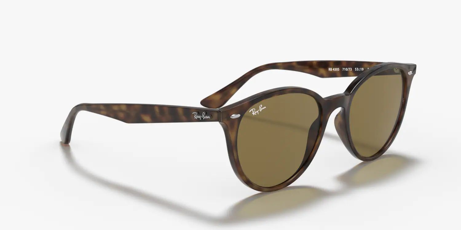 Un par de gafas de sol están sobre una superficie blanca.