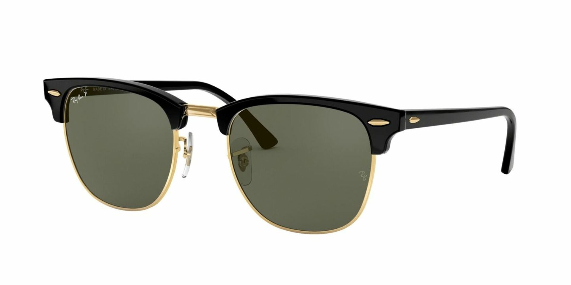 Un par de gafas de sol Ray-Ban sobre un fondo blanco.