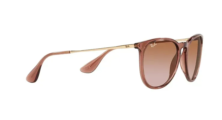 Un par de gafas de sol Ray-Ban sobre un fondo blanco.