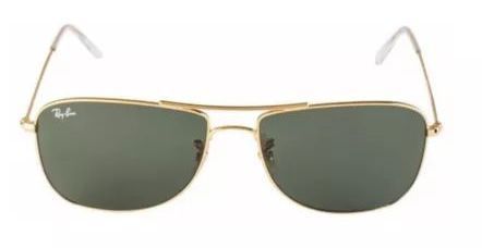 Un par de gafas de sol Ray-Ban con marco dorado y lentes verdes sobre fondo blanco.