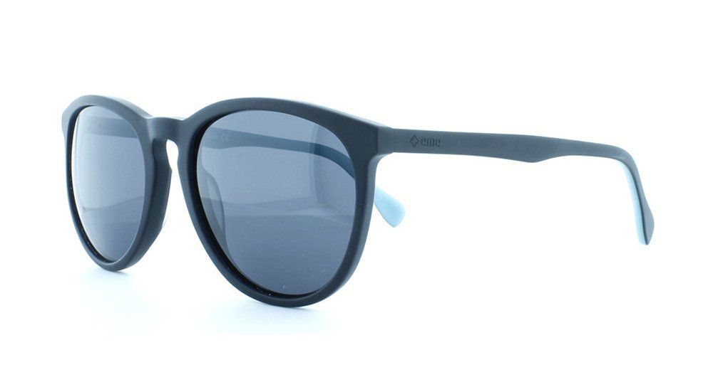 Un par de gafas de sol negras sobre un fondo blanco.