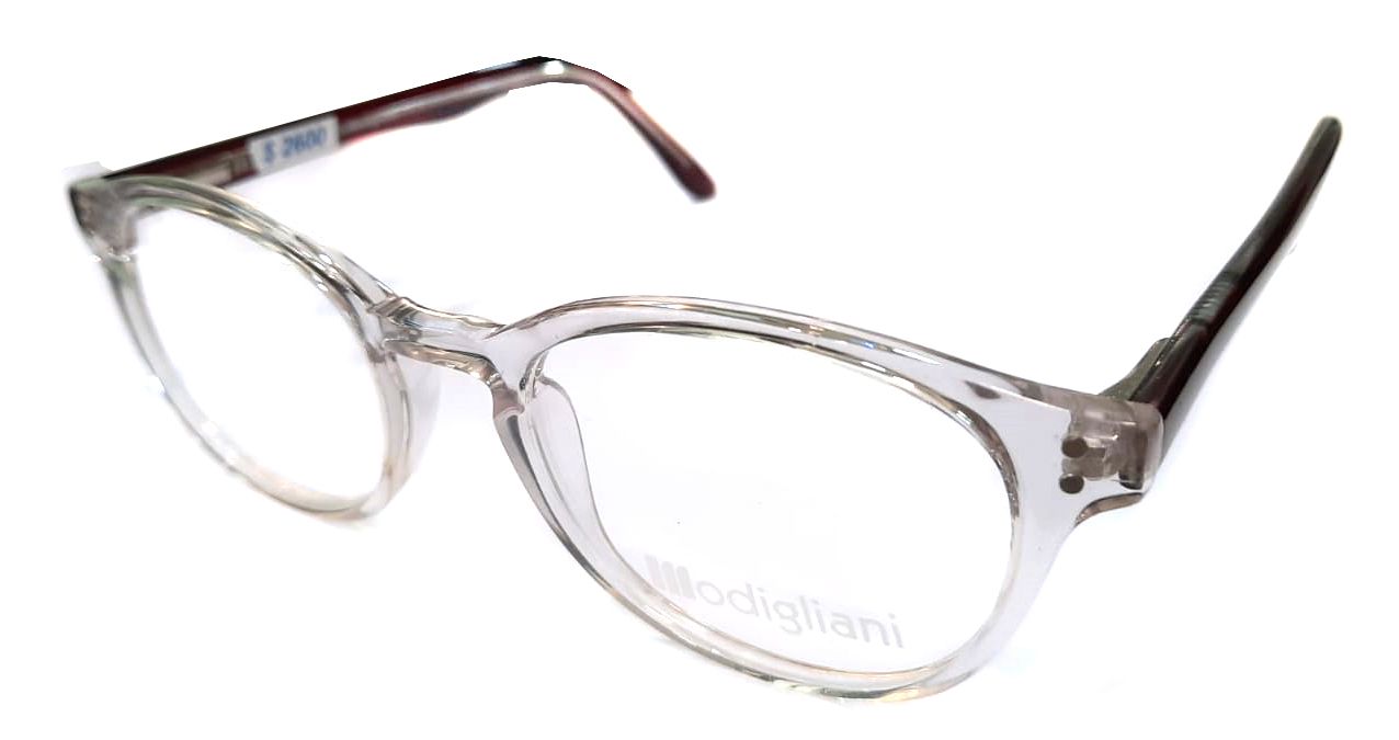 Un par de gafas transparentes sobre un fondo blanco.