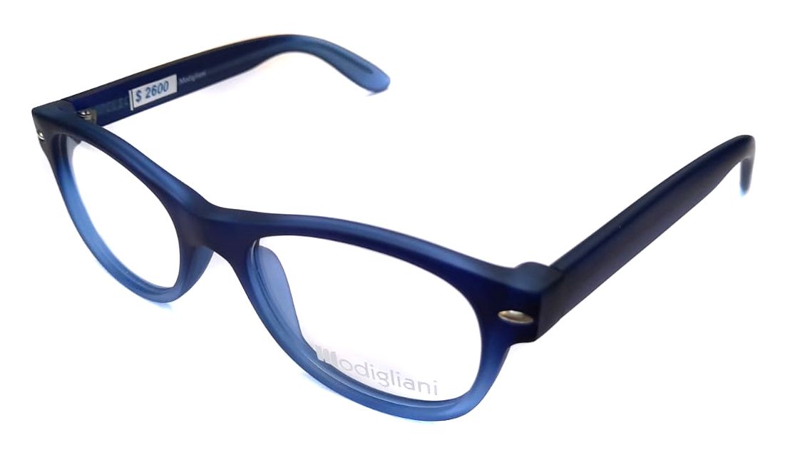Un par de gafas azules sobre un fondo blanco.