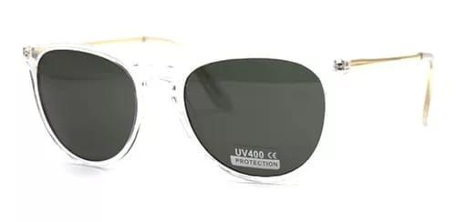 Un par de gafas de sol con montura transparente y lentes negras sobre fondo blanco.