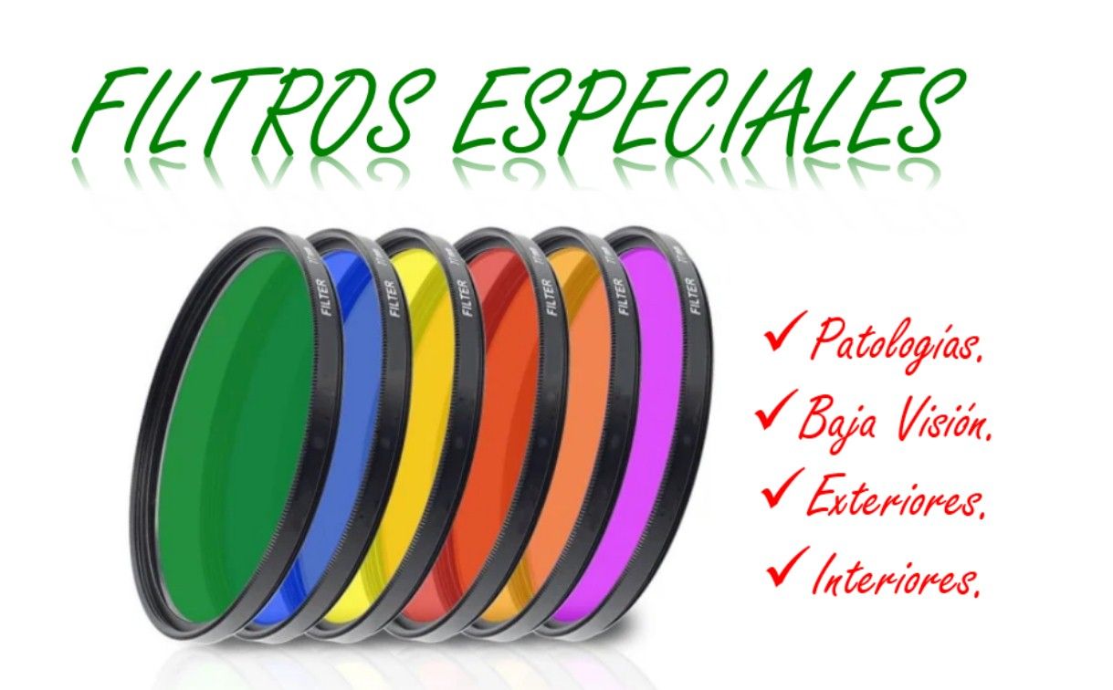 Un montón de filtros de diferentes colores se apilan uno encima del otro.