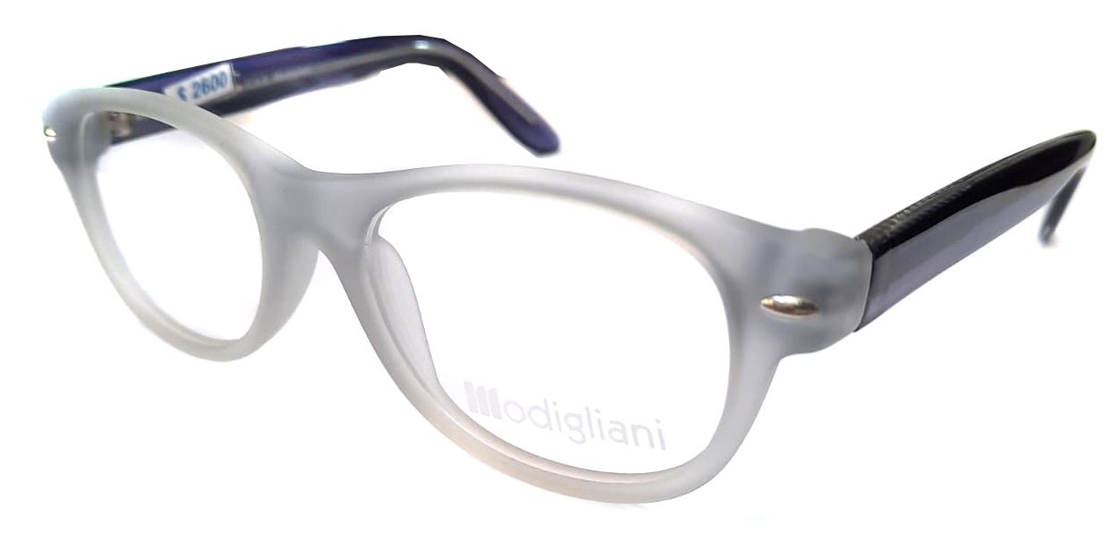 Un par de gafas con marco transparente y patillas moradas.