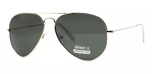 Un par de gafas de sol de aviador con protección UV400 sobre un fondo blanco.