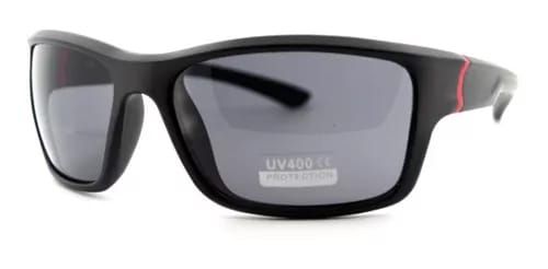 Un par de gafas de sol con montura negra y lentes grises sobre fondo blanco.