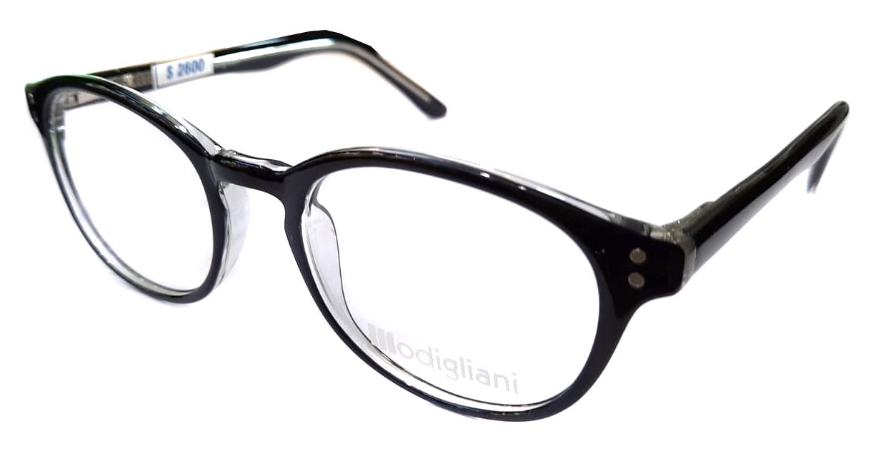 Un par de gafas negras con lentes transparentes sobre un fondo blanco.