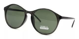 Un par de gafas de sol redondas con lentes verdes sobre fondo blanco.