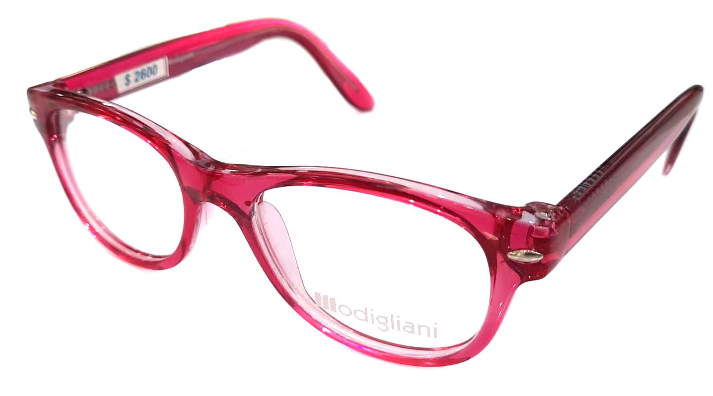 Un par de gafas de color rosa sobre un fondo blanco.