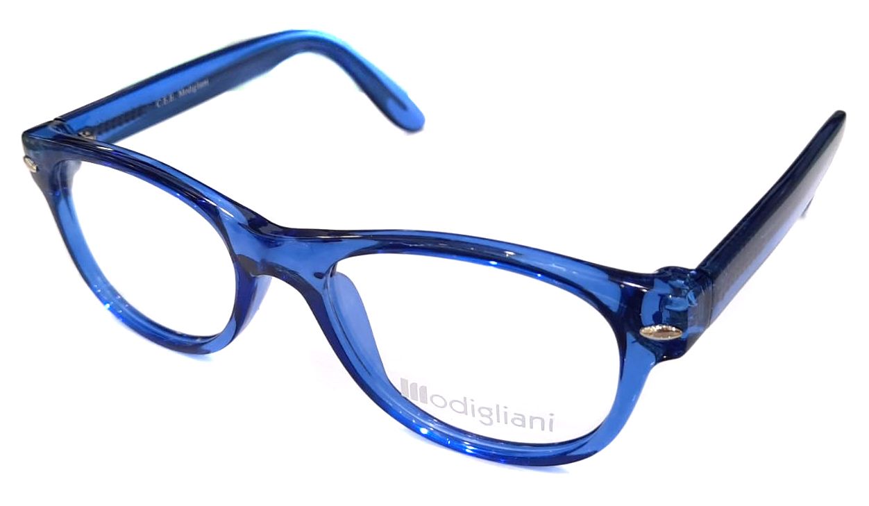 Un par de gafas azules sobre un fondo blanco.