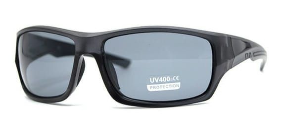 Un par de gafas de sol negras con lentes grises sobre un fondo blanco.