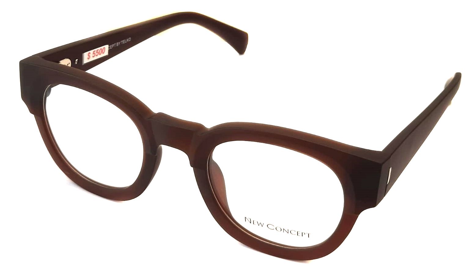Un par de gafas marrones con una etiqueta roja en el lateral.