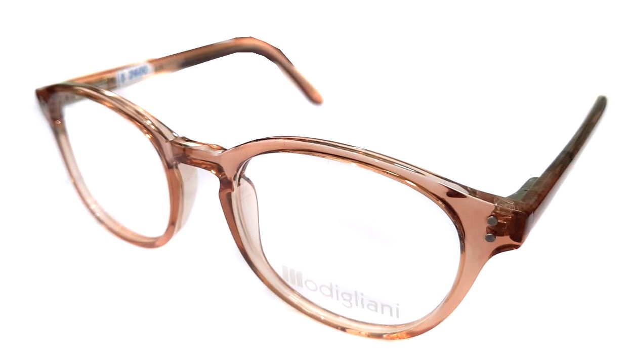 Un par de gafas con lentes transparentes sobre un fondo blanco.