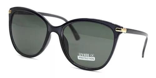 Un par de gafas de sol negras con lentes verdes sobre un fondo blanco.