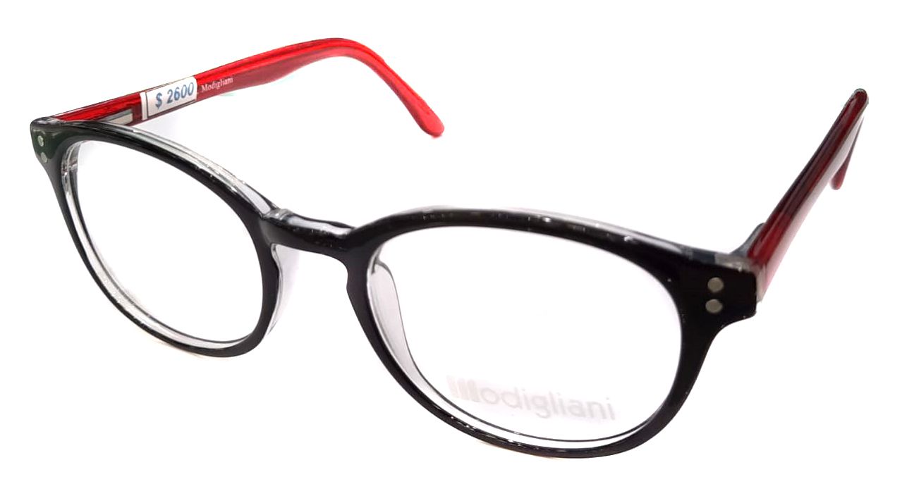Un par de gafas negras y rojas sobre un fondo blanco.