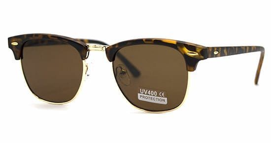 Un par de gafas de sol con montura con estampado de leopardo y lentes marrones sobre fondo blanco.