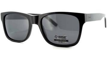 Un par de gafas de sol con montura negra y lentes grises sobre fondo blanco.