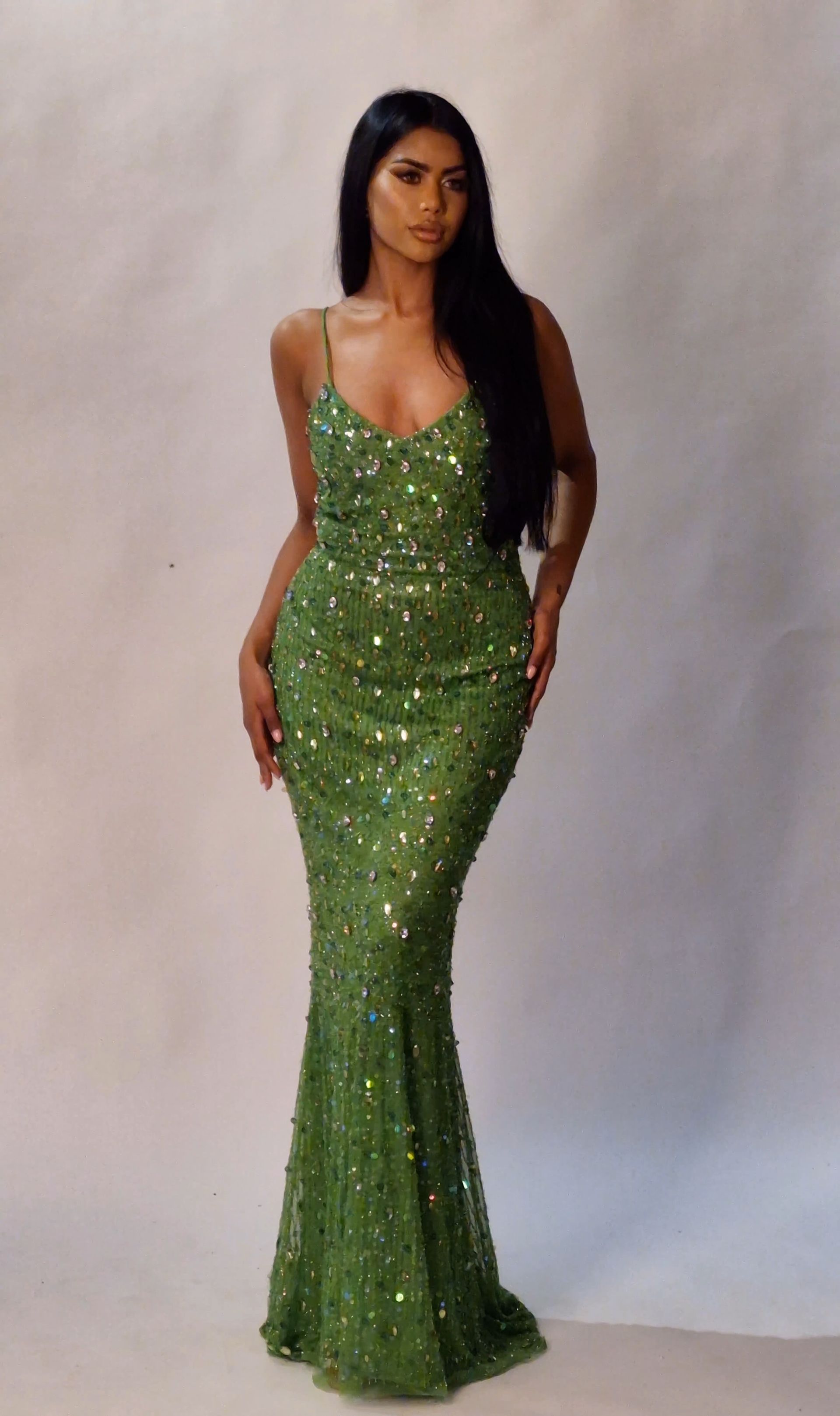 Exclusieve groene lange galajurk met glinsterende steentjes, elegante pasvorm, perfect voor gala of feest
