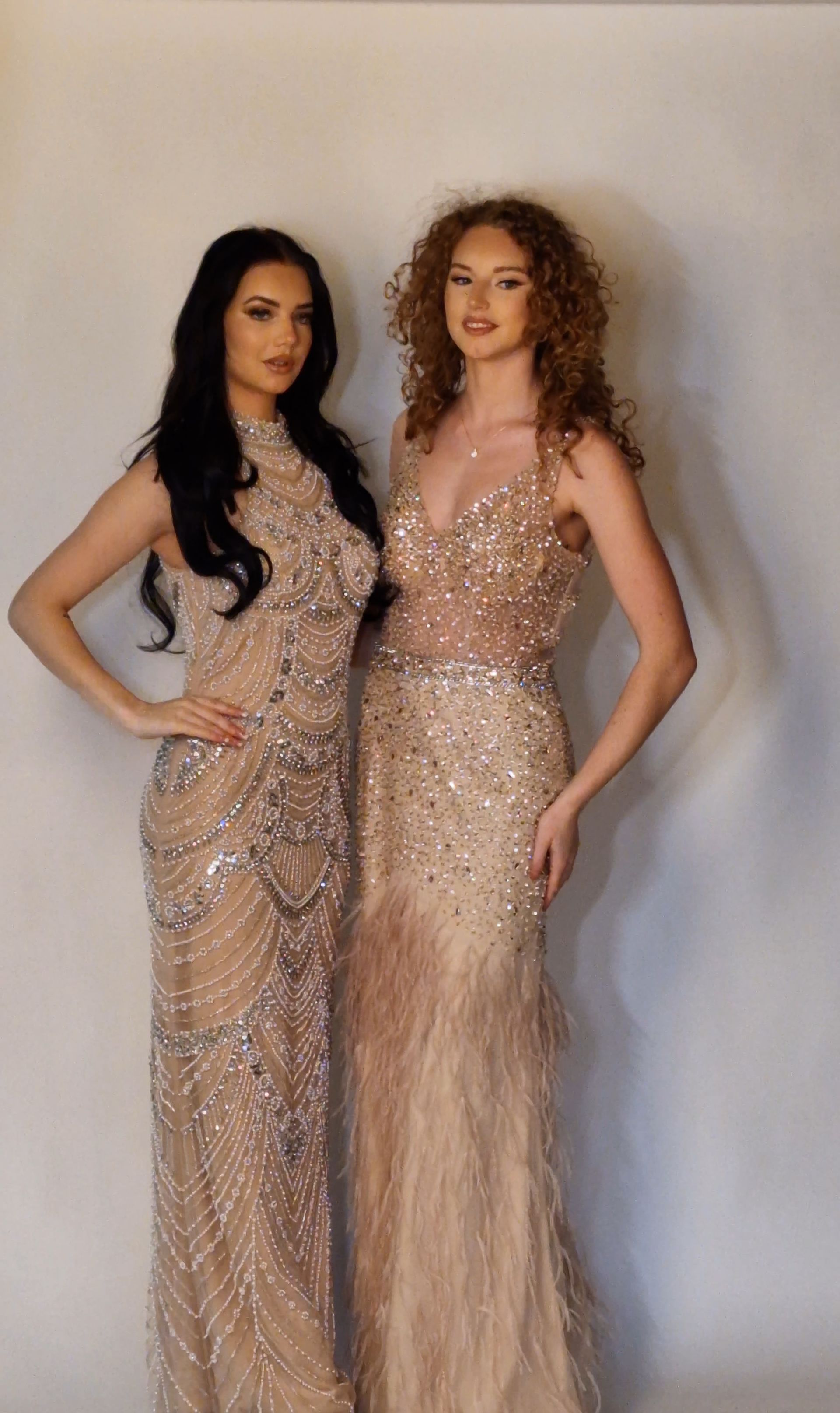Nude galajurk met steentjes en parels, elegant en vloeiend, perfect voor bruiloft, gala, missverkiezing of verjaardag