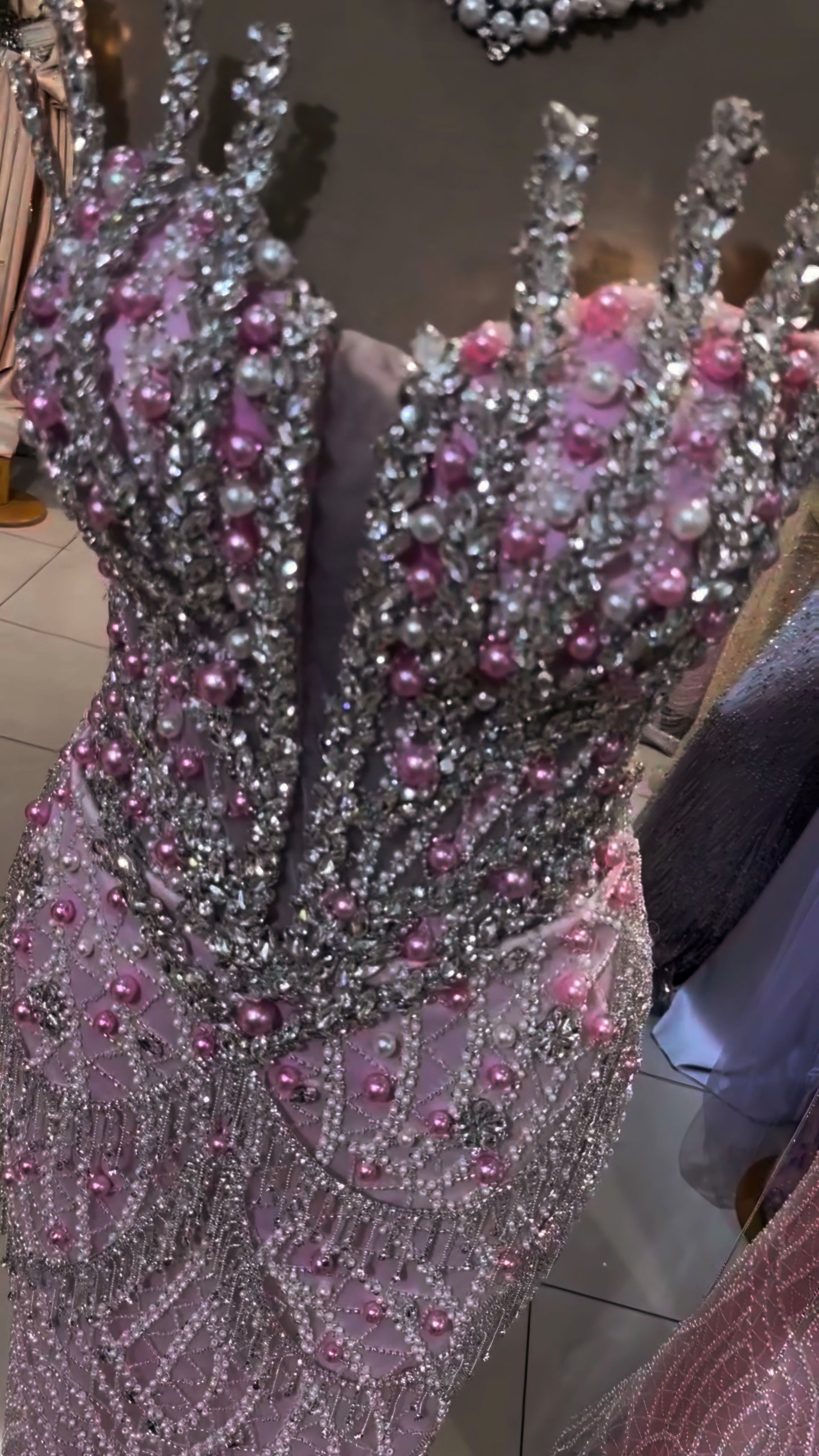 Exclusieve roze Kosovo Dress galajurk met parels, glinsterende steentjes en vetersluiting.