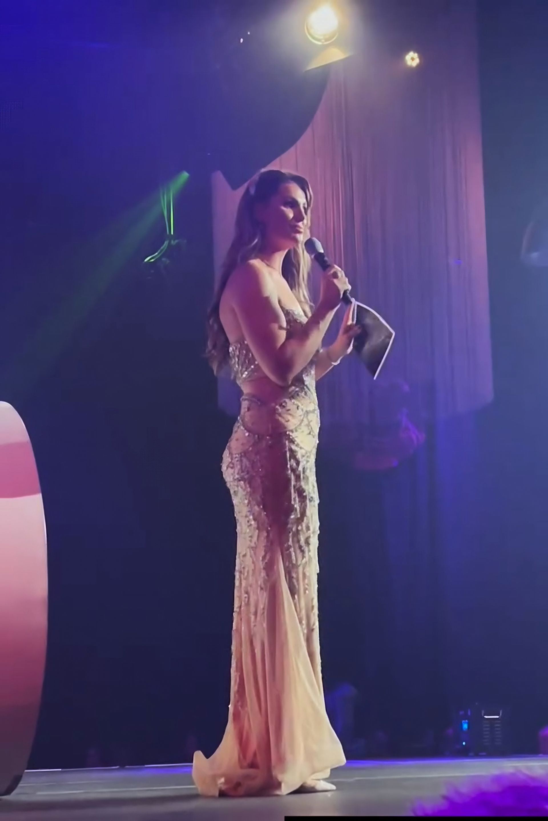 Exclusieve nude galajurk met steentjes en pailletten gedragen door Estelle Kieft