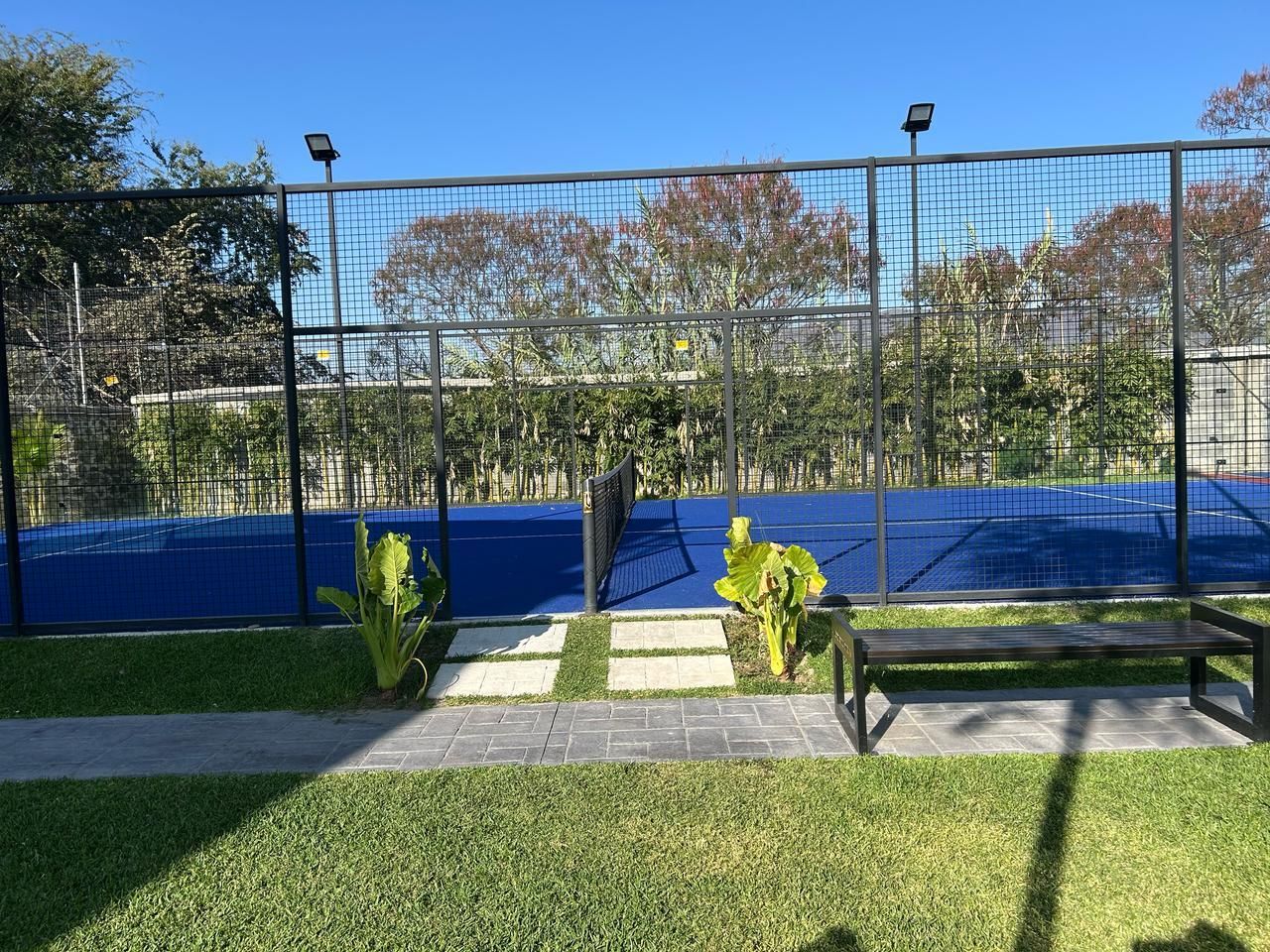 Vista de la cancha de pádel de Oasis Yautepec IV (foto real)