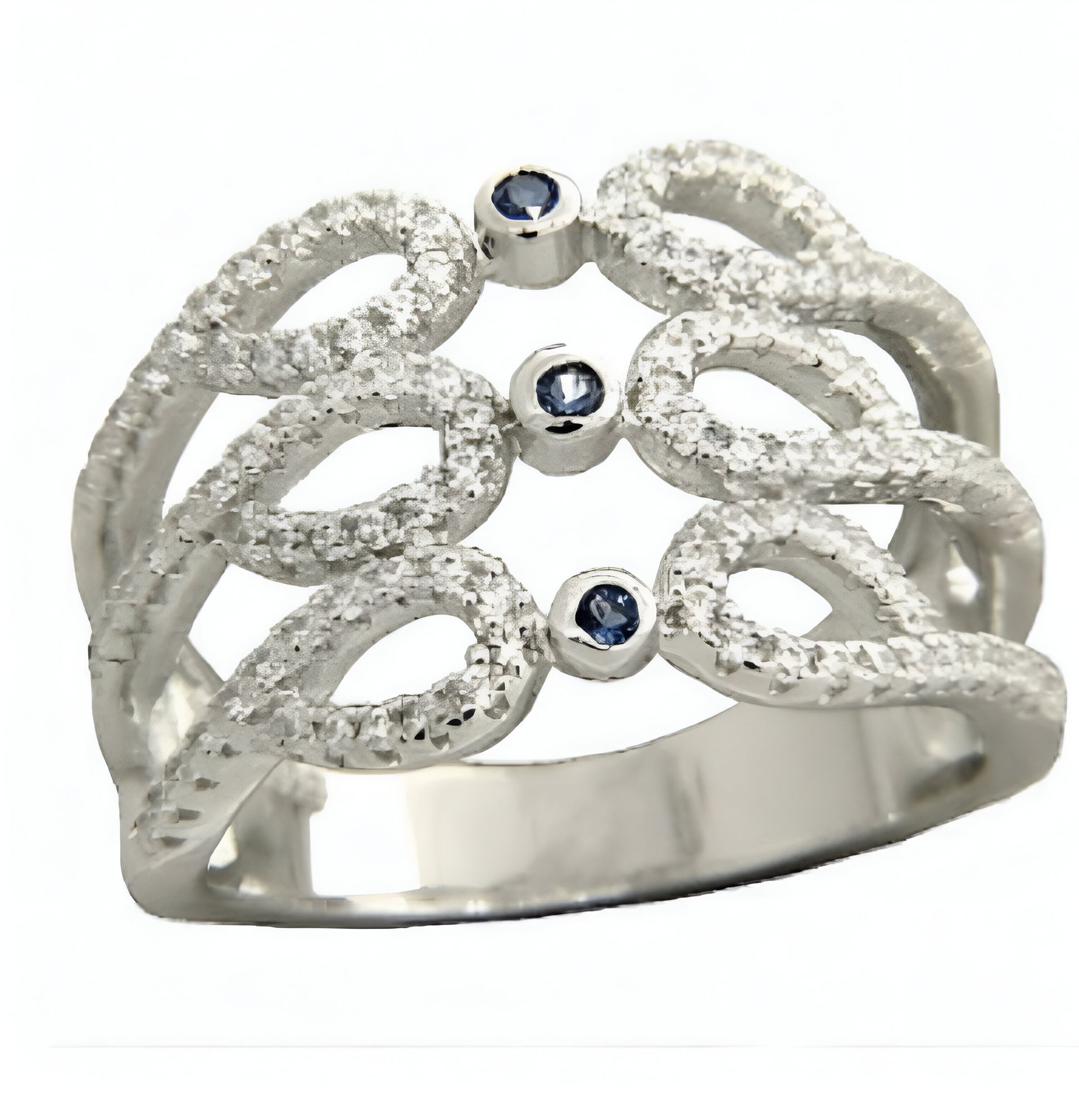 Anillo de plata con diseño de bucle, adornado con pequeñas gemas blancas y tres azules.
