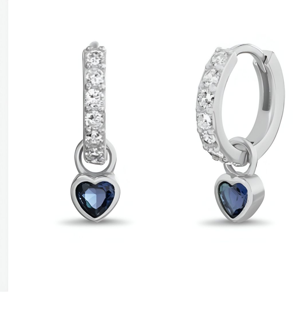Pendientes de aro de plata con gemas colgantes en forma de corazón de color azul.