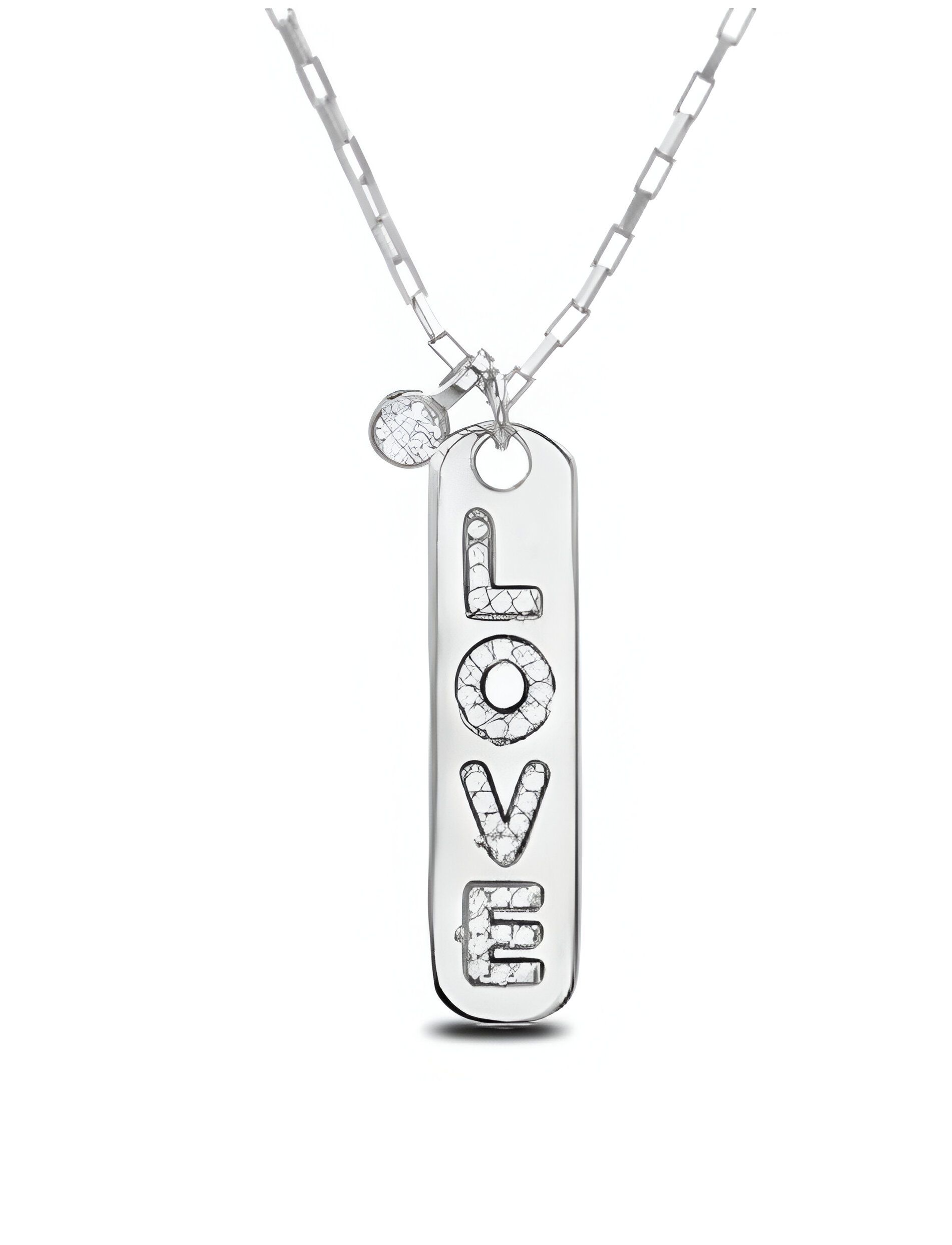 Collar de plata con un colgante rectangular que deletrea 