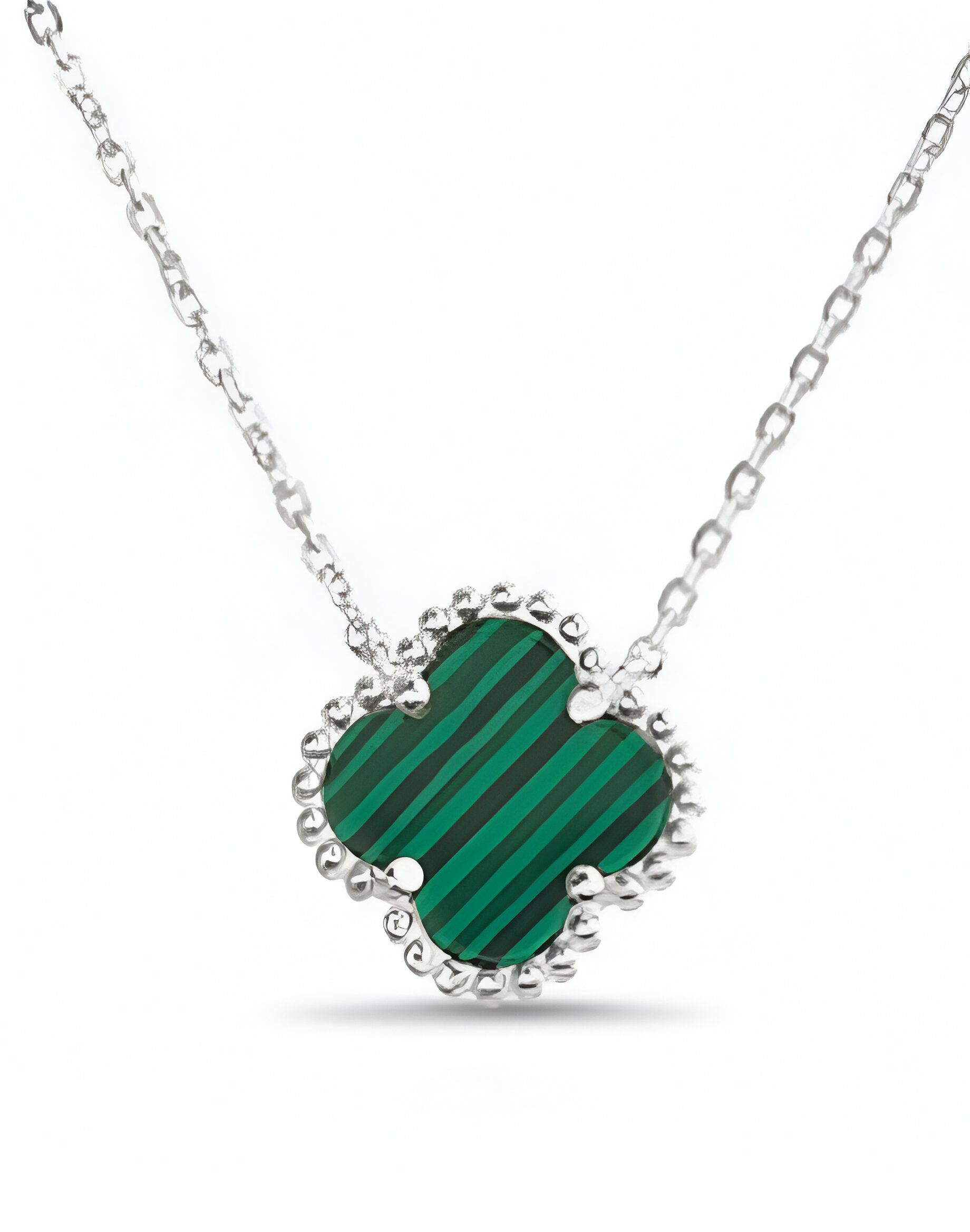 Collar de plata con colgante de trébol de malaquita verde.