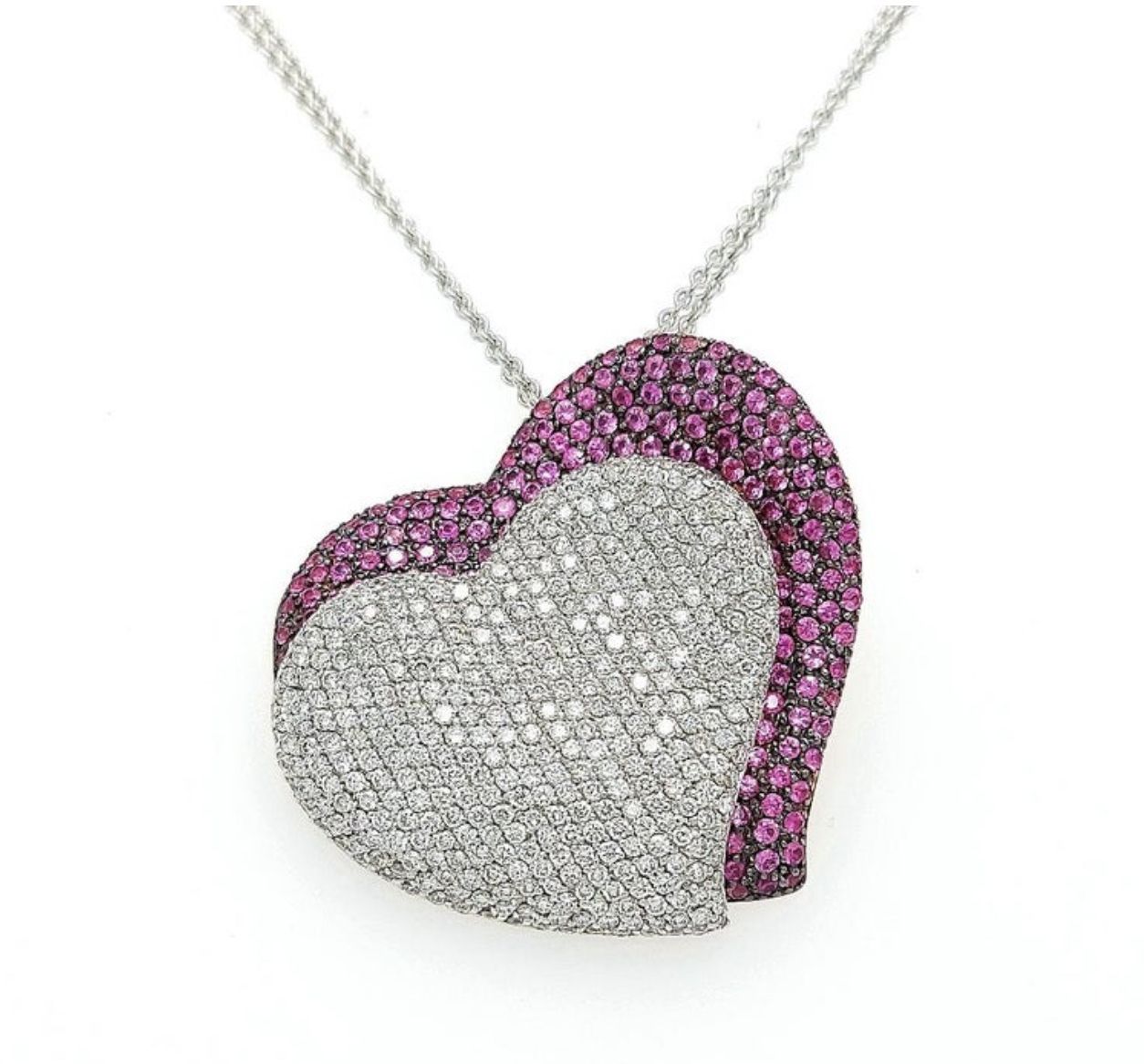 Collar colgante en forma de corazón con corazones de piedras preciosas rosas y blancas superpuestos en una cadena de plata.