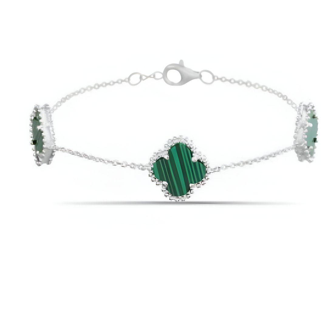 Pulsera de plata con tres charms de trébol de malaquita verde.