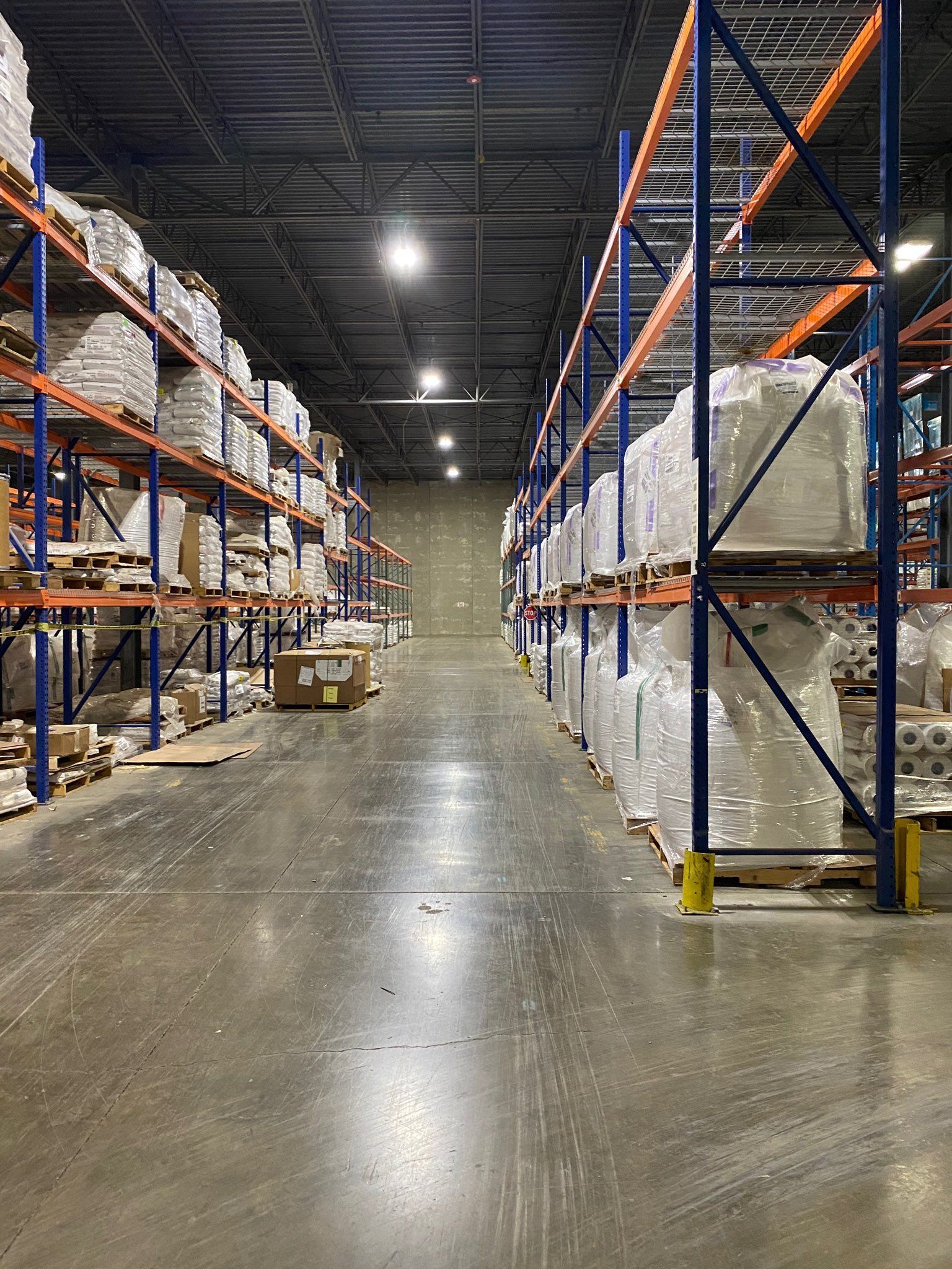 A large warehouse filled with lots of shelves and boxes.