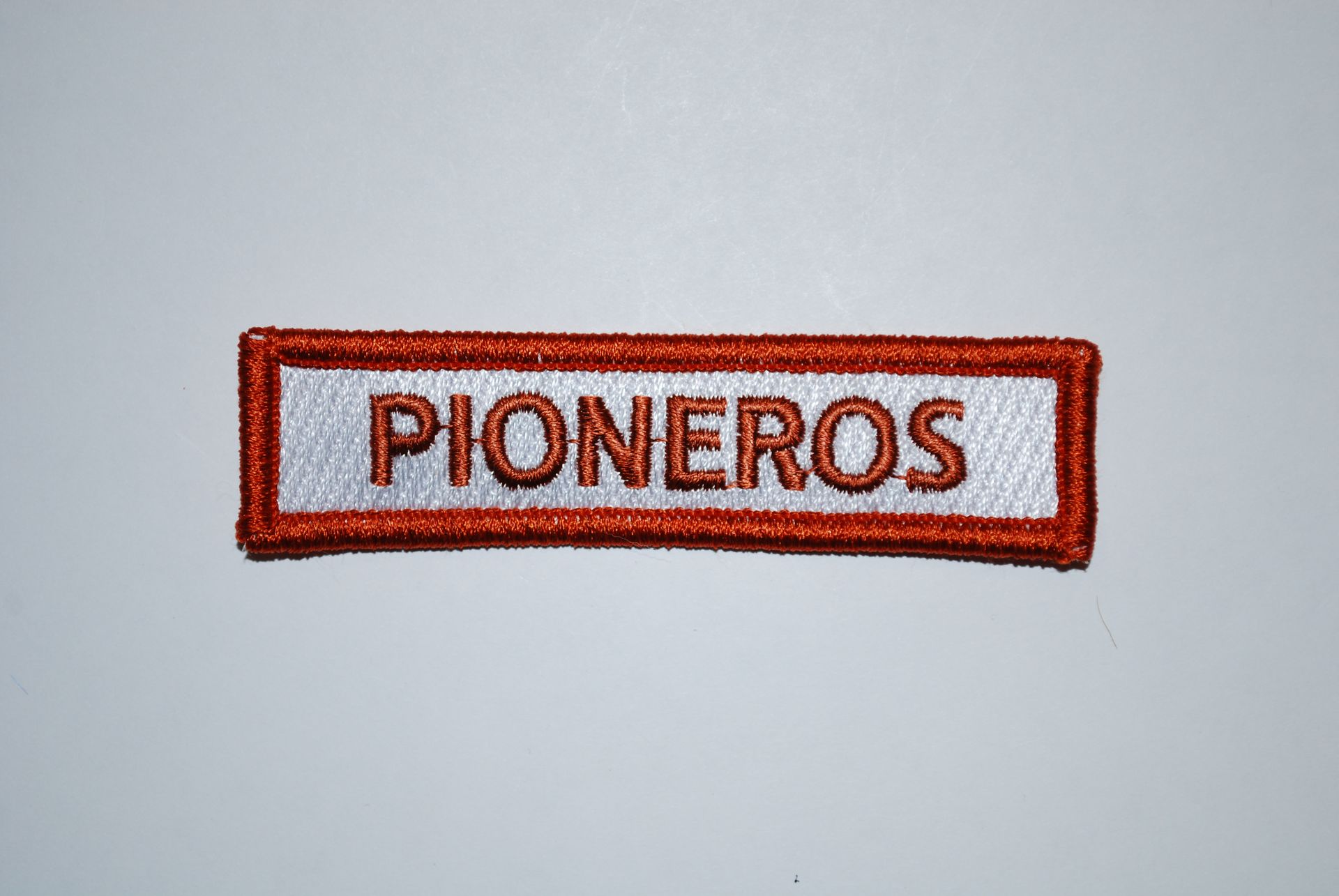 Distintivo con el Nombre de Pioneros