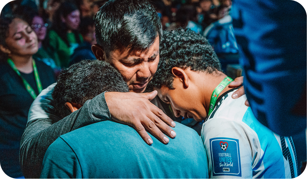 Oren por los niños y adolescentes.