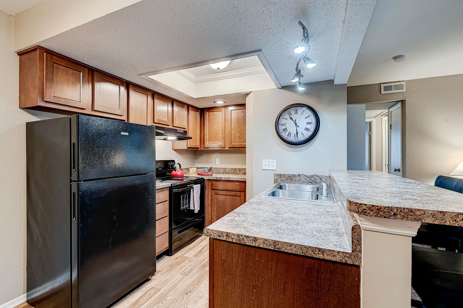 Aspen Pointe Apartment kitchen bar and counter