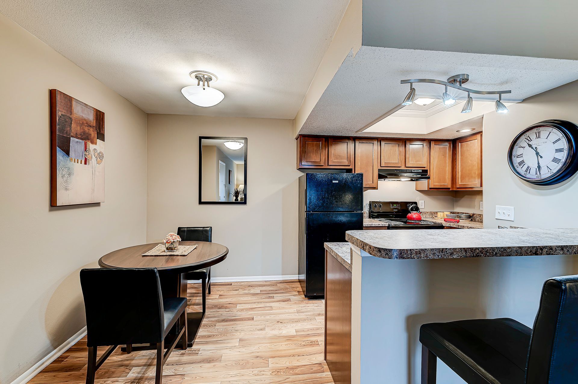 Aspen Pointe Apartment dining area