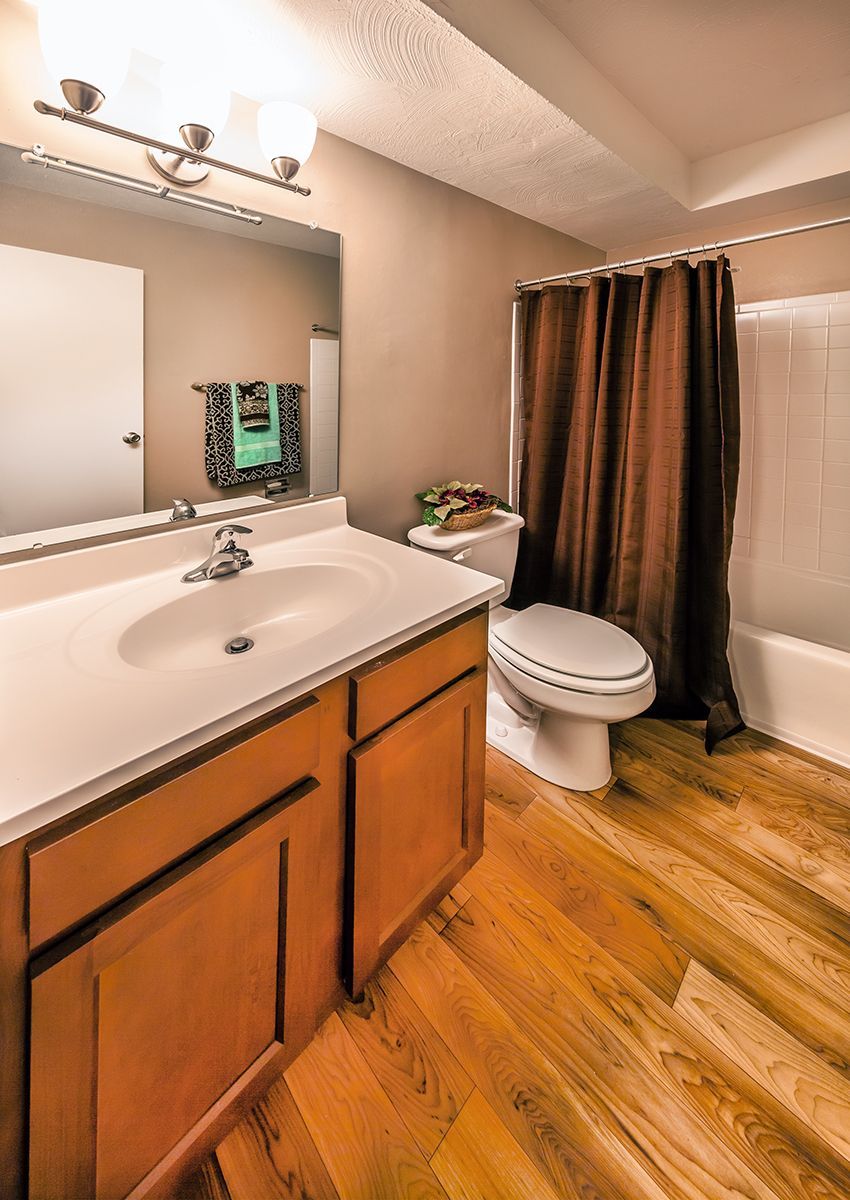 Aspen Pointe Apartment bathroom