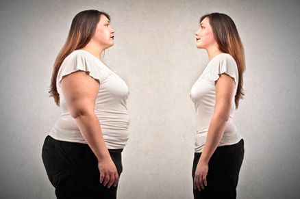 Dos mujeres enfrentadas, una con sobrepeso y otra delgada, ambas con camisa blanca y pantalones negros.