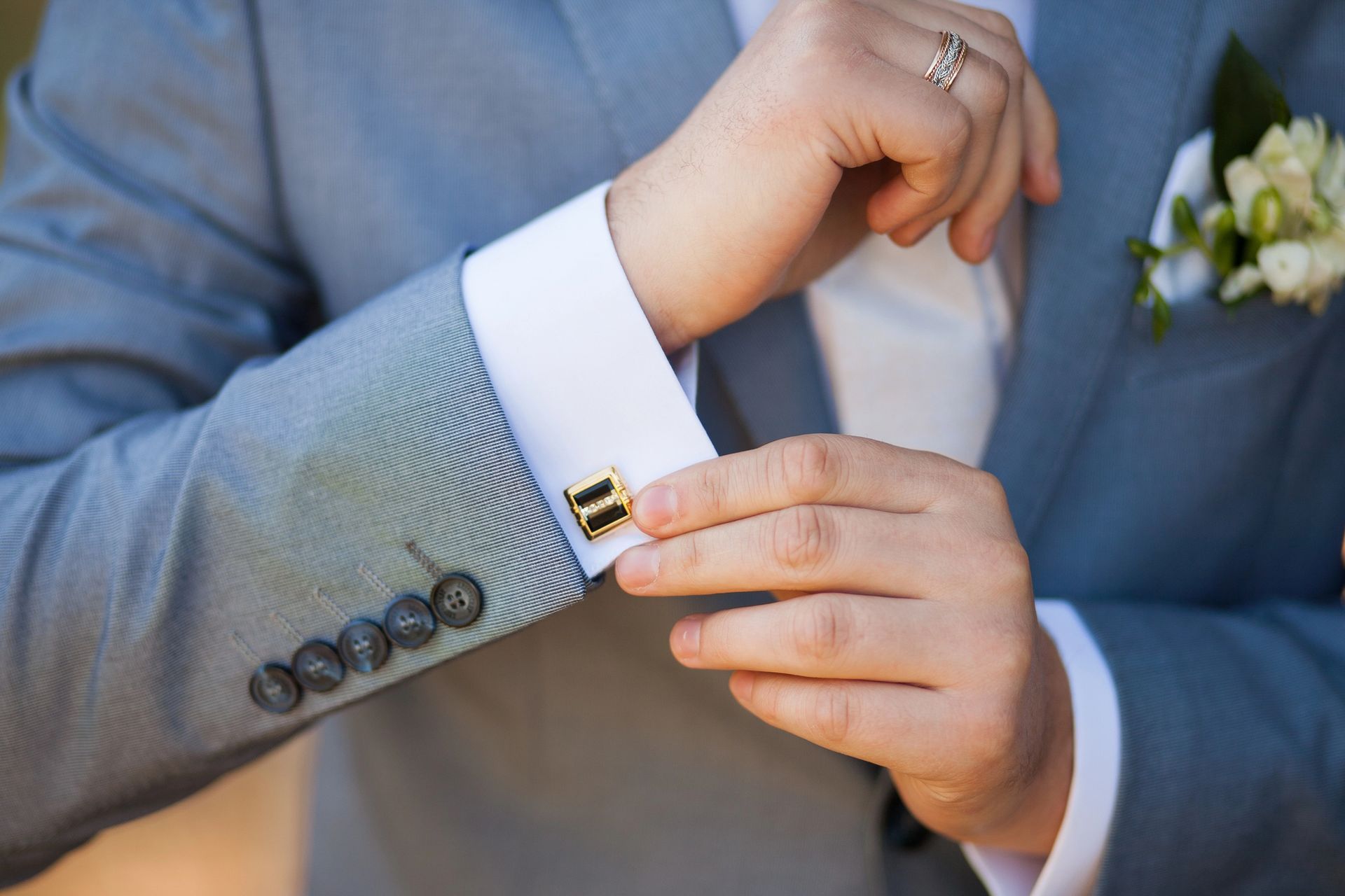 Abiti da sposa esposti sugli scaffali di un negozio di abiti da sposa, la luce del sole filtra attraverso una finestra.