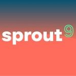 Het Sprout9-logo in wit en groen op een achtergrond met een donkerblauwe tot koraalkleurige gradiënt.