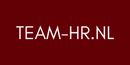 Witte tekst “TEAM-HR.NL” op een donkerrode achtergrond.