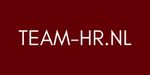 Witte tekst “TEAM-HR.NL” op een donkerrode achtergrond.