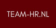 Witte tekst “TEAM-HR.NL” op een donkerrode achtergrond.